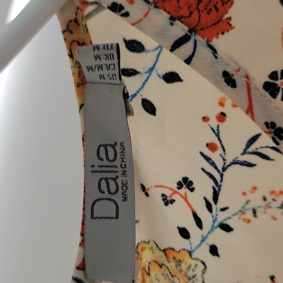 Dailia Seevless Blouse with vibrant flower patterns - Picture 3 of 6
